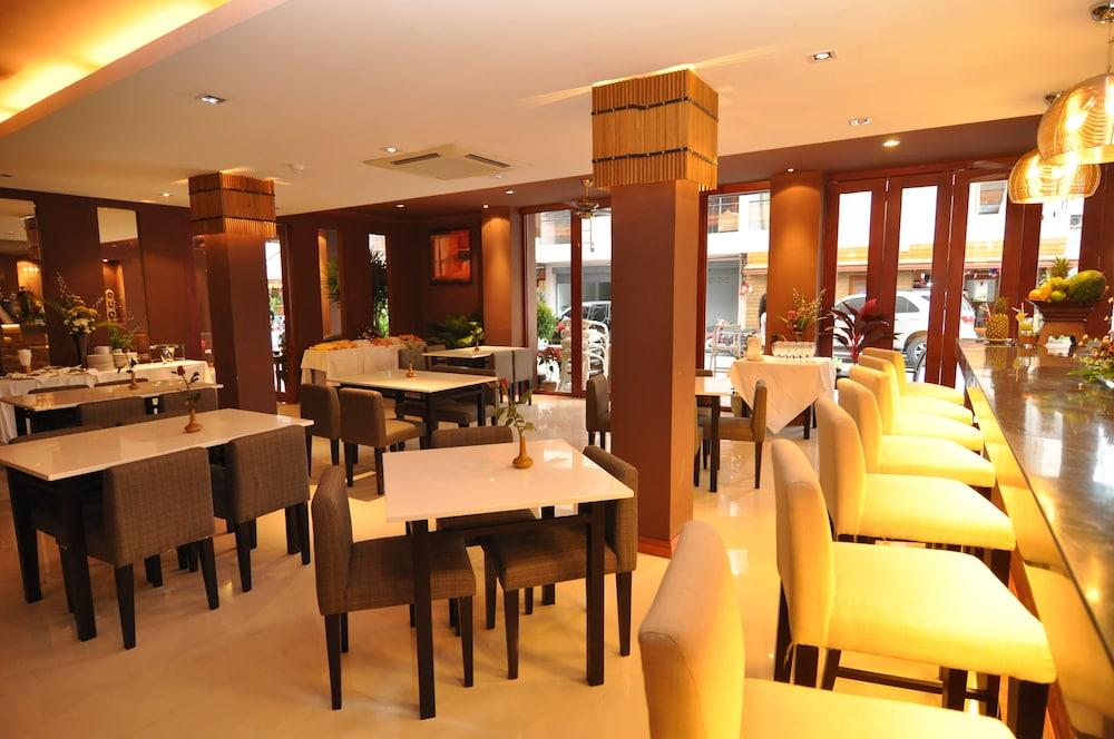 Hemingway'S Hotel Patong Exterior photo