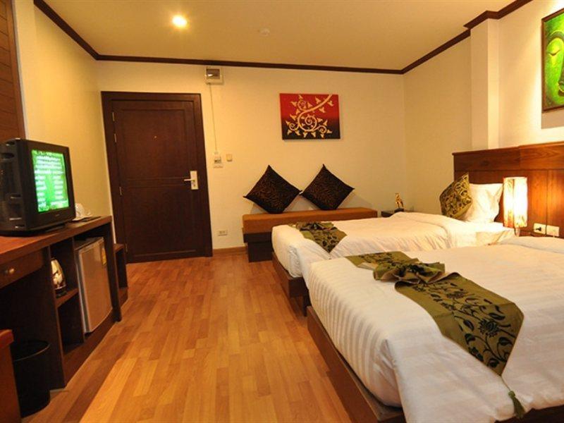 Hemingway'S Hotel Patong Exterior photo