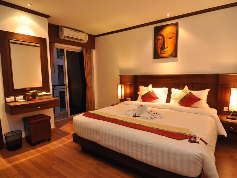 Hemingway'S Hotel Patong Exterior photo