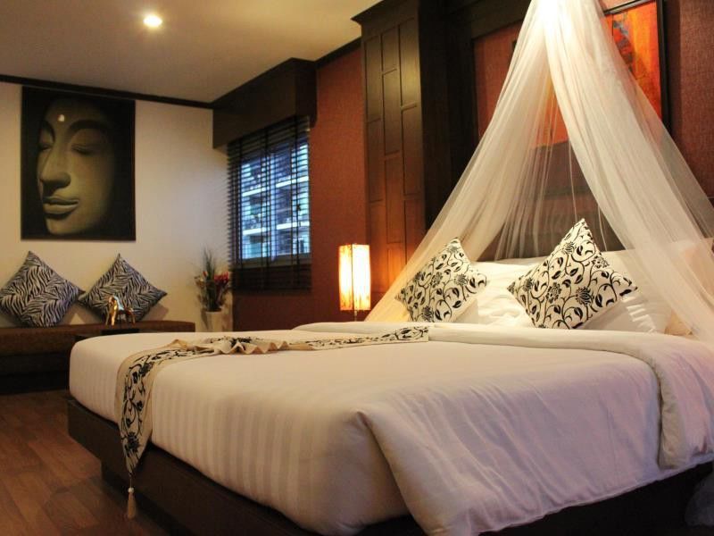 Hemingway'S Hotel Patong Exterior photo
