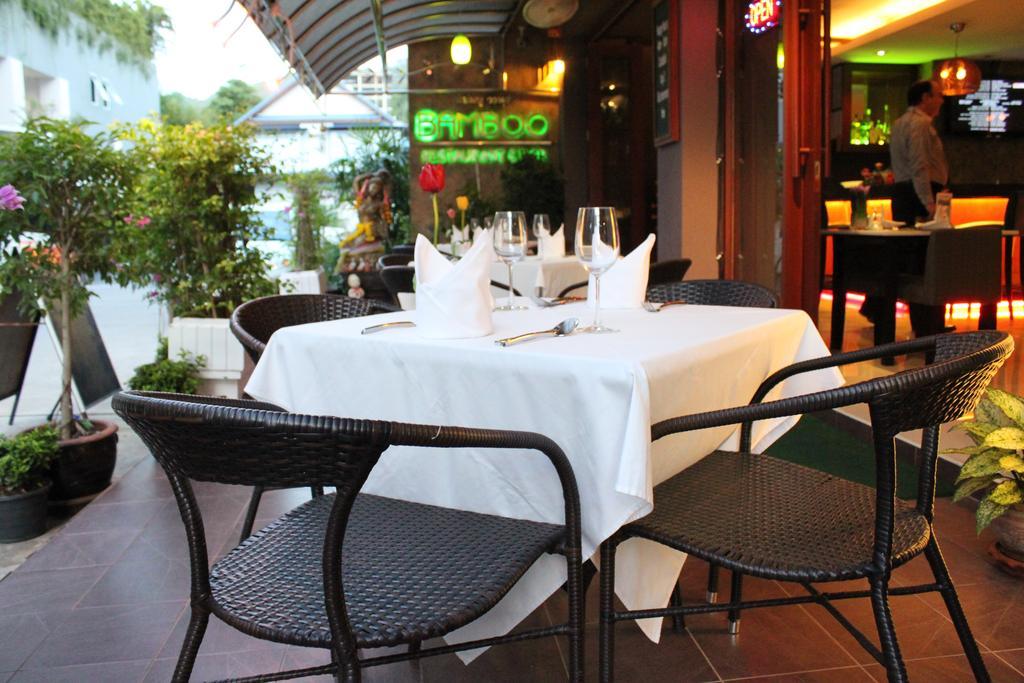 Hemingway'S Hotel Patong Exterior photo