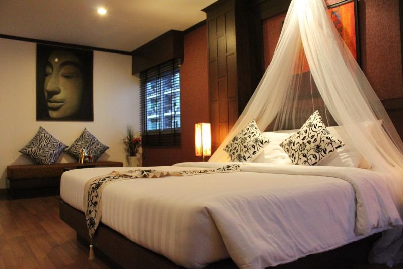 Hemingway'S Hotel Patong Exterior photo